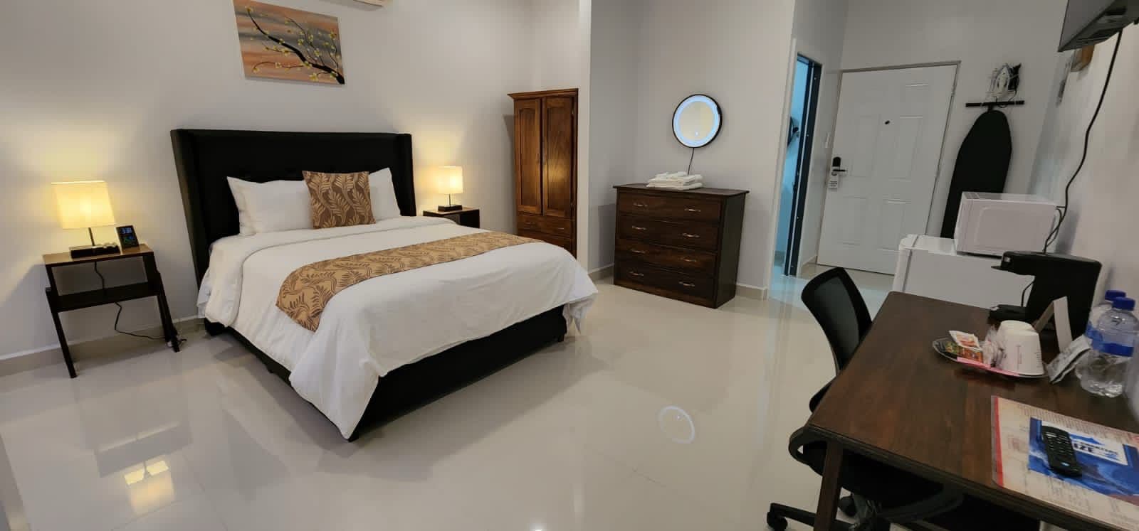 Ground floor bedroom with Queen size bed and amenities