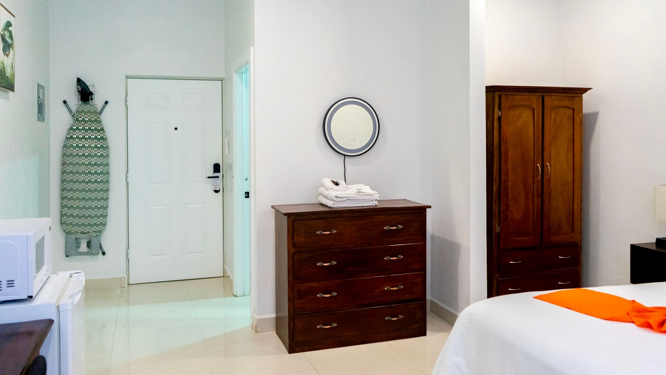 STANDARD ROOM DRESSER AND WARDROBE