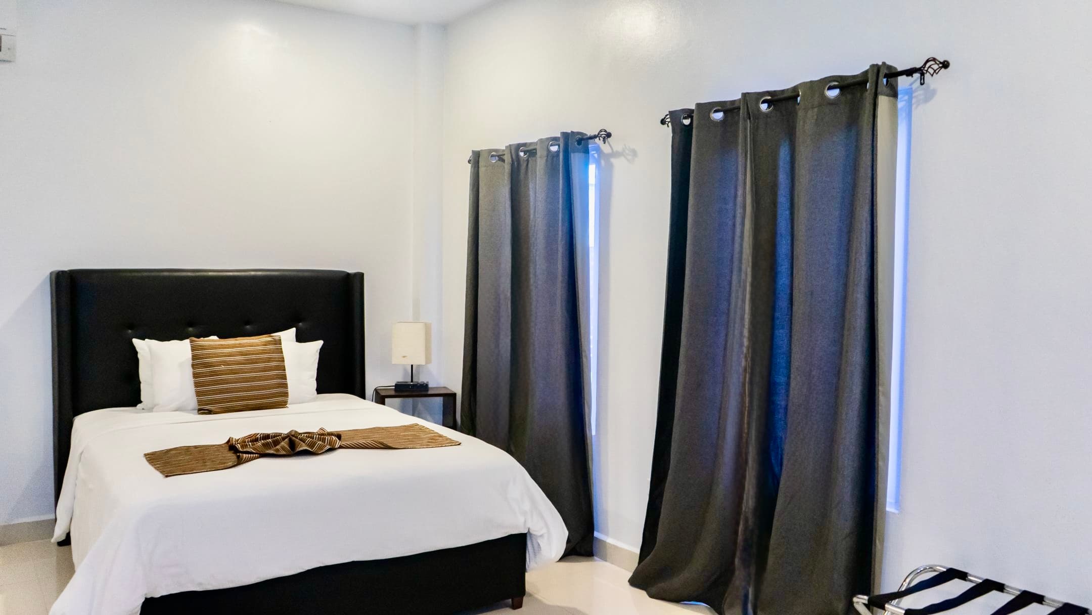LARGE DOUBLE BEDROOM QUEEN BED