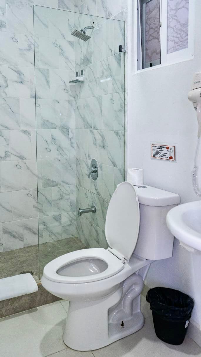 LARGE DOUBLE BEDROOM RESTROOM