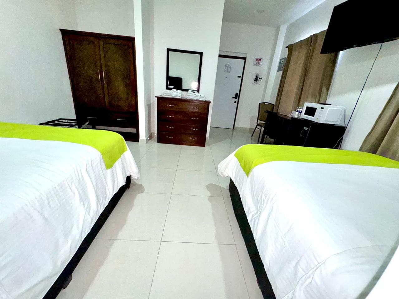 queen beds with room amenities