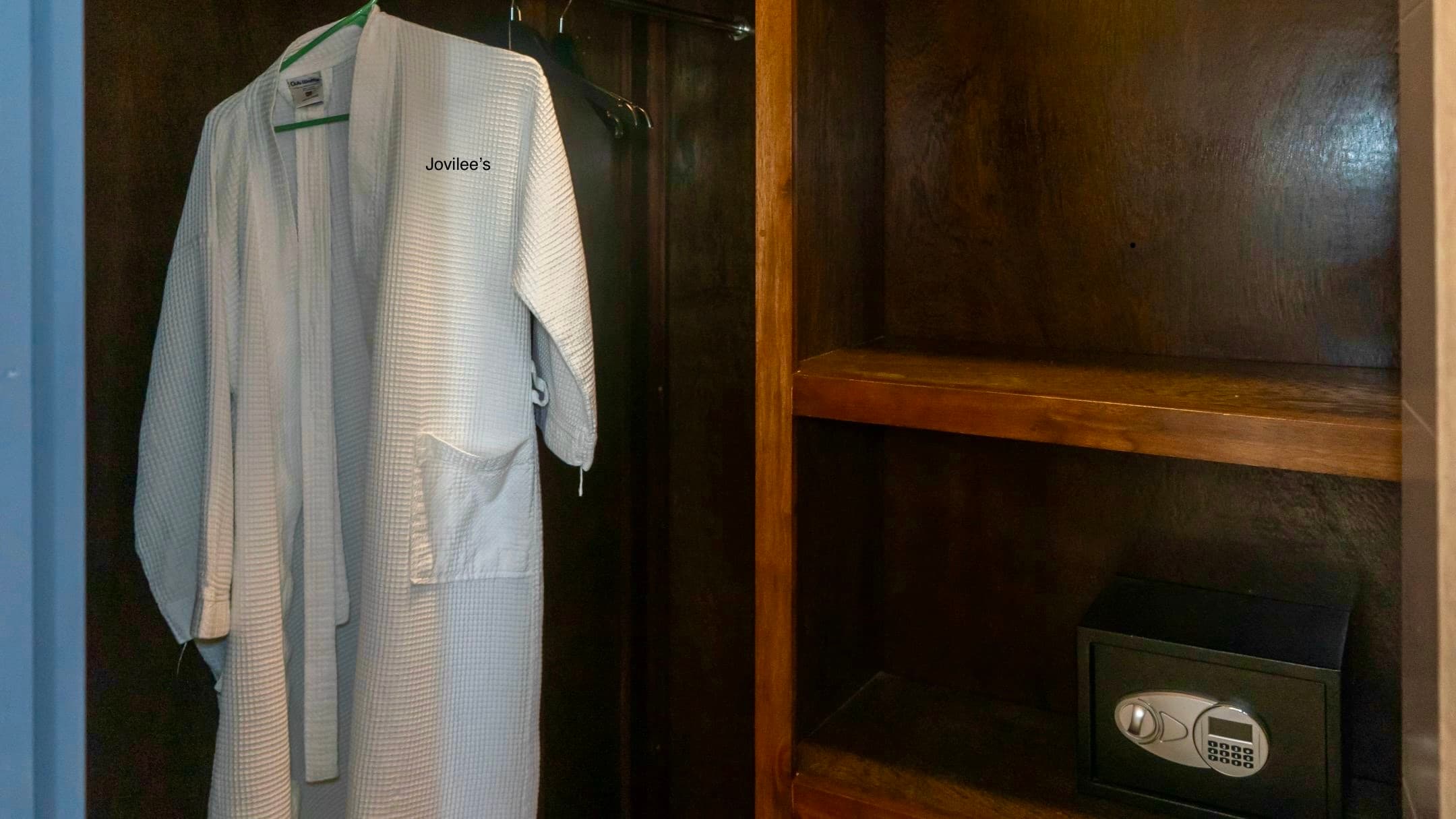 CLOSET IN SUITE