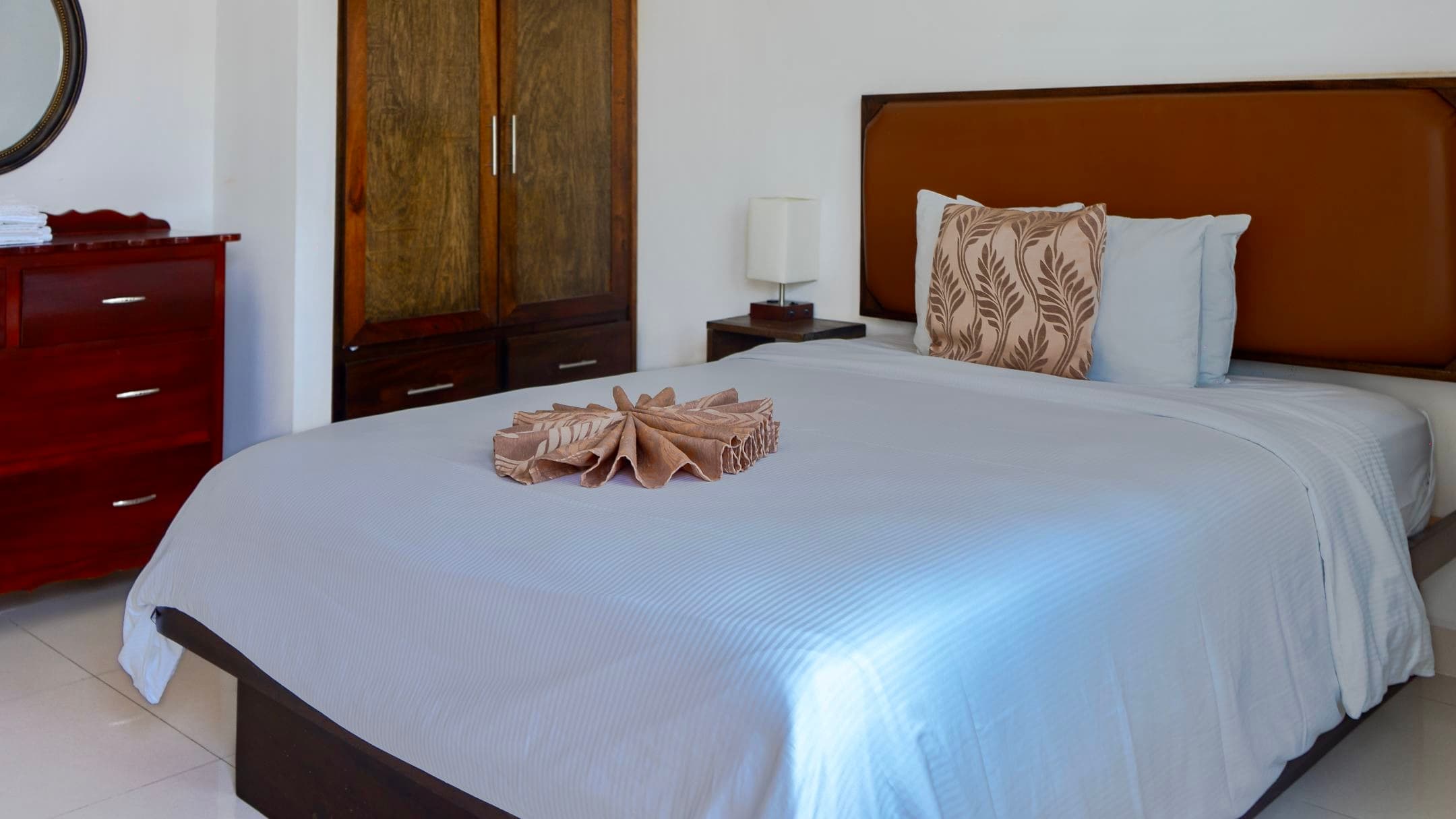 SECOND FLOOR QUEEN BED